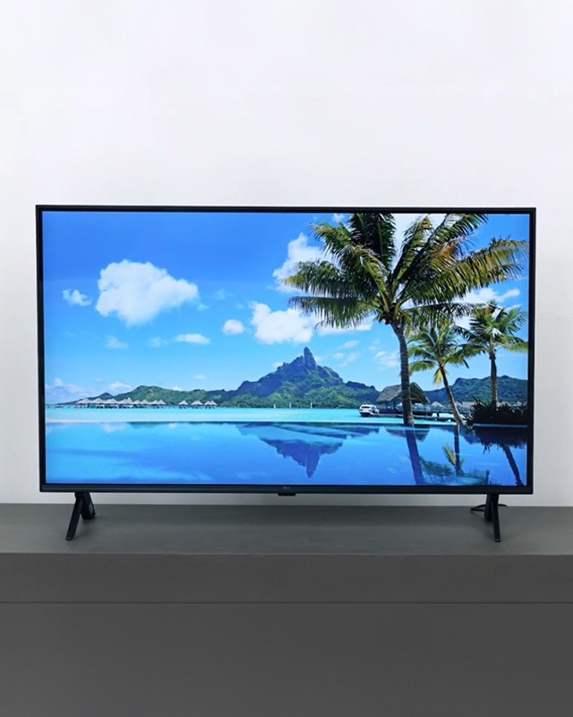 어두운 회색 다이 위에 배치된 LG 일반 LED TV